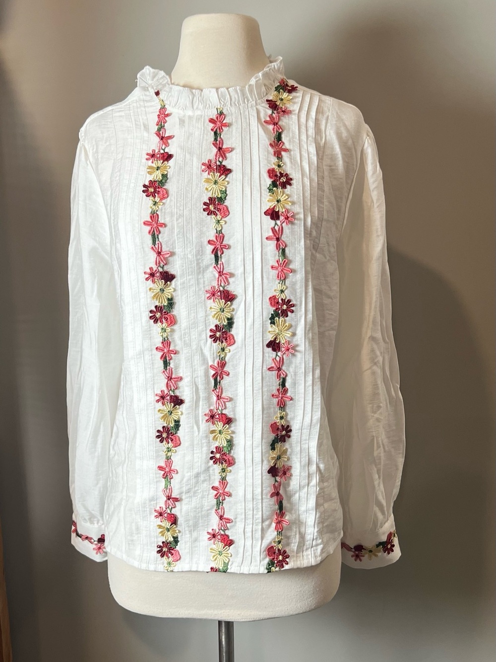 Source Unknown White Long-Sleeve Blouse with Pink and Yellow Floral Embroidery